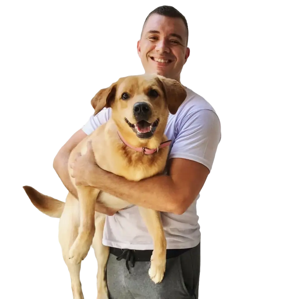 Ben sorrindo e segurando um cão no colo